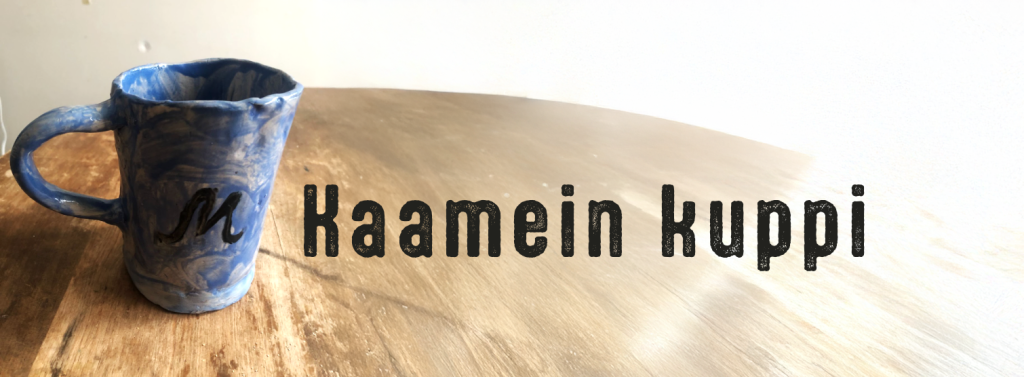 Kaamea kuppi pöydällä