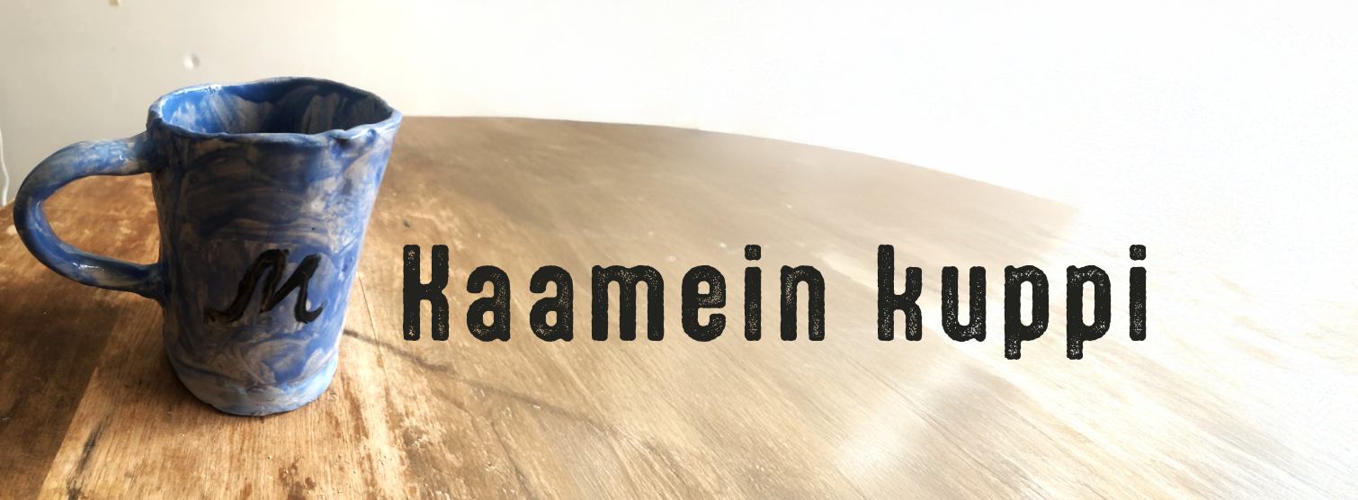 Kaamea kuppi pöydällä