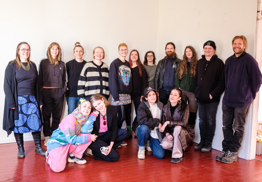 Haihatuksen kesänäyttelyn 2026 taiteilijoita. Kuva Joonas Ahtikallio